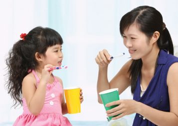 Những thói quen có hại cho răng trẻ