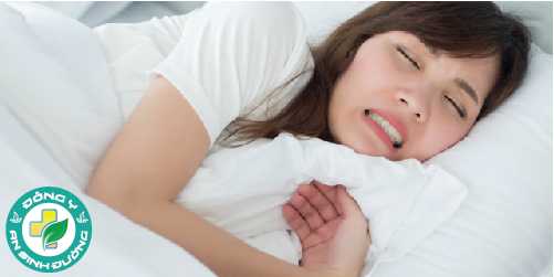 Nghiến răng khi ngủ hoặc căng thẳng có thể khiến răng lung lay