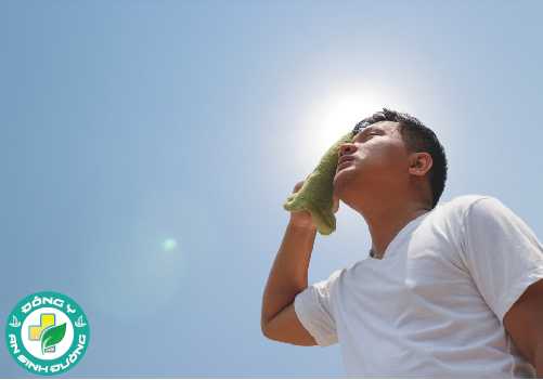 Uống quá ít nước có thể gây ra nước bọt đặc và khô miệng