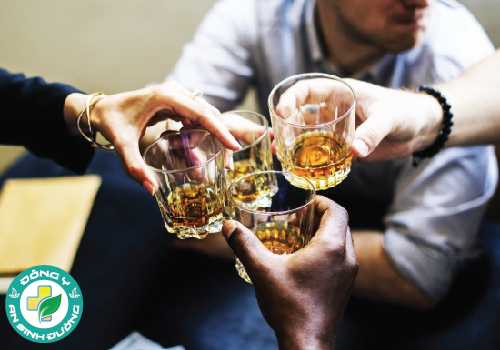 Thuốc lá, rượu, đồ uống chứa caffein và thực phẩm cay nóng làm tăng nguy cơ khô miệng