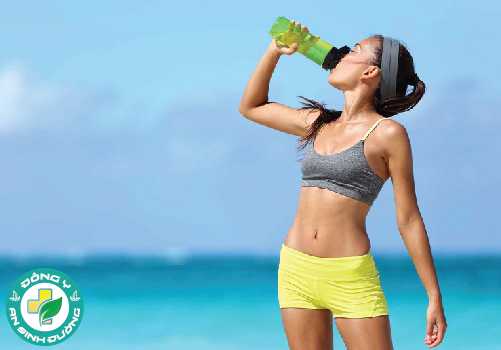 Uống nước giúp giảm cân bằng cách tăng chuyển hóa chất béo và giảm ăn