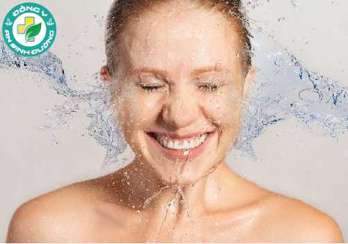 Hãy lựa chọn chất tẩy rửa nhẹ, không mùi thơm hoặc xà phòng cho da mặt