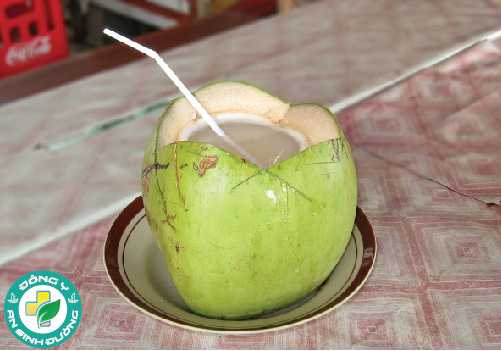 Nước dừa cung cấp các chất điện giải như kali, natri và nó rất tốt cho việc bù nước
