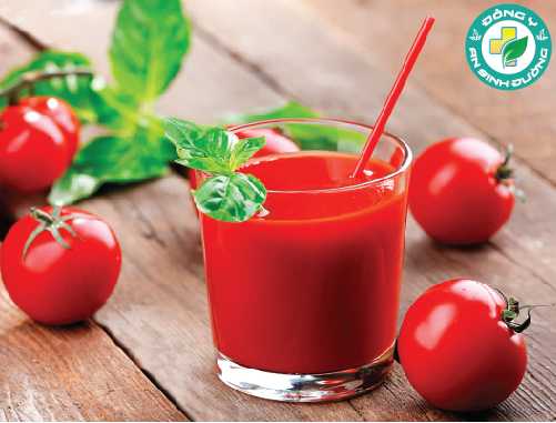 Không chỉ chứa nhiều nước, cà chua còn rất giàu chất xơ, vitamin C và K, folate và kali