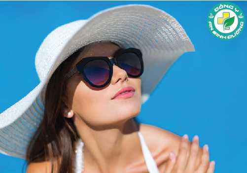 Đeo kính khi ra ngoài để phòng hiện tượng ruồi bay trước mắt