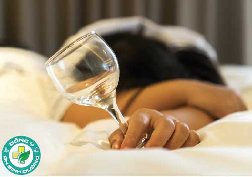 Uống rượu có thể gây buồn ngủ lúc đầu nhưng quá trình phân giải nó có thể làm bạn thức trắng đêm