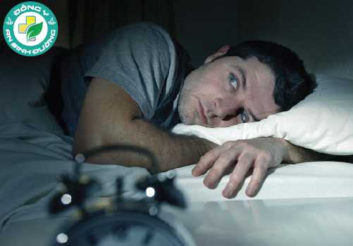 Hút thuốc lá hoặc uống rượu bia buổi tối khiến bạn khó khăn để có được giấc ngủ sâu