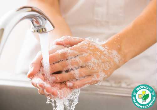 Thường xuyên rửa tay bằng nước xà phòng là cách đơn giản và hiệu quả để phòng bệnh