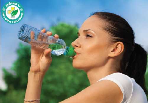 Nước giúp điều chỉnh nhiệt độ cơ thể, vận chuyển chất dinh dưỡng, cung cấp cấu trúc cho các tế bào và mô và loại bỏ chất thải