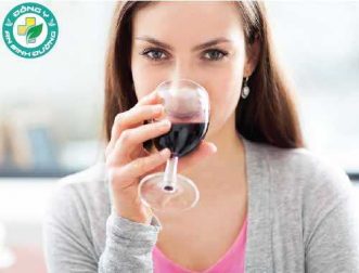 Uống rượu tác động như thế nào đến răng?