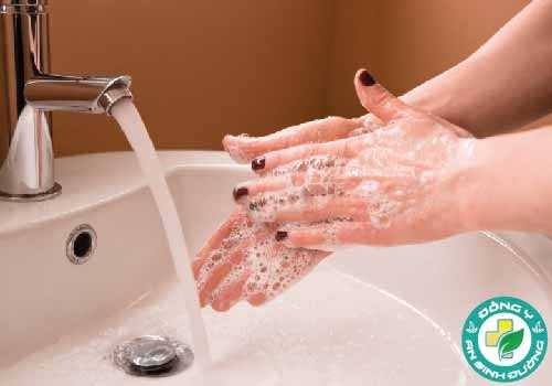 việc rửa tay đúng cách vẫn được các quan chức y tế công cộng khuyên làm để kiểm soát tỷ lệ nhiễm trùng