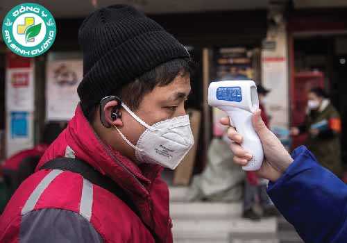 Virus corona dường như gây ra mối đe dọa đặc biệt đối với người trung niên và người cao tuổi, đặc biệt là nam giới