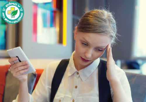 Có sự liên quan nào giữa những cơn đau đầu và việc sử dụng điện thoại thông minh?