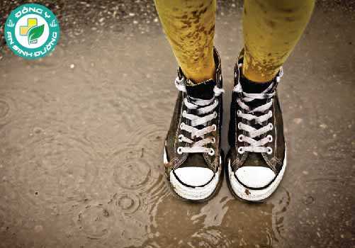 Bạn nên làm sạch và để giày bên ngoài nhà