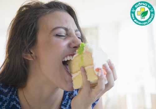 Ăn nhiều carbohydrate tinh chế có thể làm tăng lượng đường trong máu và insulin và góp phần vào sự phát triển của mụn trứng cá