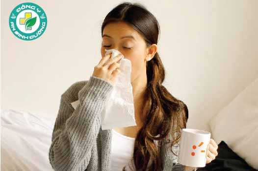 Viêm xoang là một trong những nguyên nhân có thể của đau đầu và nghẹt mũi