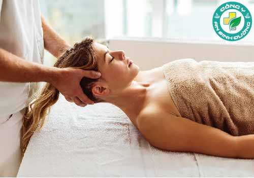 Massage da đầu có thể giúp làm giãn các mạch máu bên dưới da giúp mái tóc khỏe mạnh