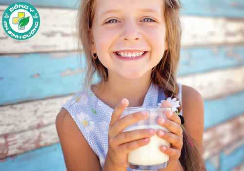 Bạn có thể bổ sung vitamin từ thực phẩm, chẳng hạn như sữa