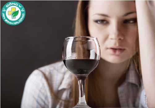 Rượu ảnh hưởng đến cơ thể theo những cách có thể gián tiếp gây ra hoặc làm xấu đi vấn đề mụn chứng cá