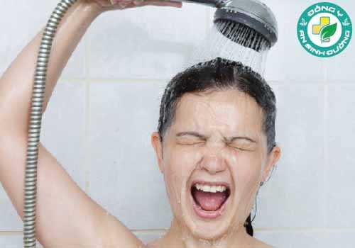 Tắm nước lạnh không phải là phương pháp điều trị chính cho bất kỳ bệnh nào, nhưng chúng có thể giúp cải thiện việc giảm triệu chứng và sức khỏe chung