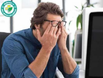 Ngồi lâu trước màn hình thiết bị điện tử tác động như thế nào đối với chứng khô mắt